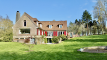 EXCLU - Villa d’architecte accompagnée de son espace aquatique et de son écrin de verdure