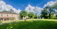 Authentique maison de bourg avec dépendances et parc arboré !